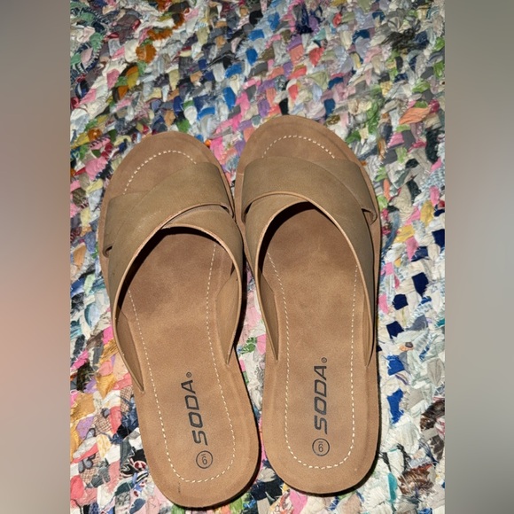 Women’s sandals size 9 - Picture 2 of 4